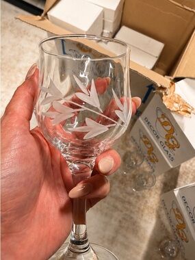 Etched Leaf Stemmed Wine Glass - Clear